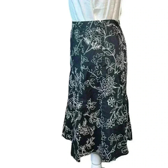 Ann Taylor Black White Floral Sequin Embellished A-Line Skirt Size 4P - Picture 2 of 6